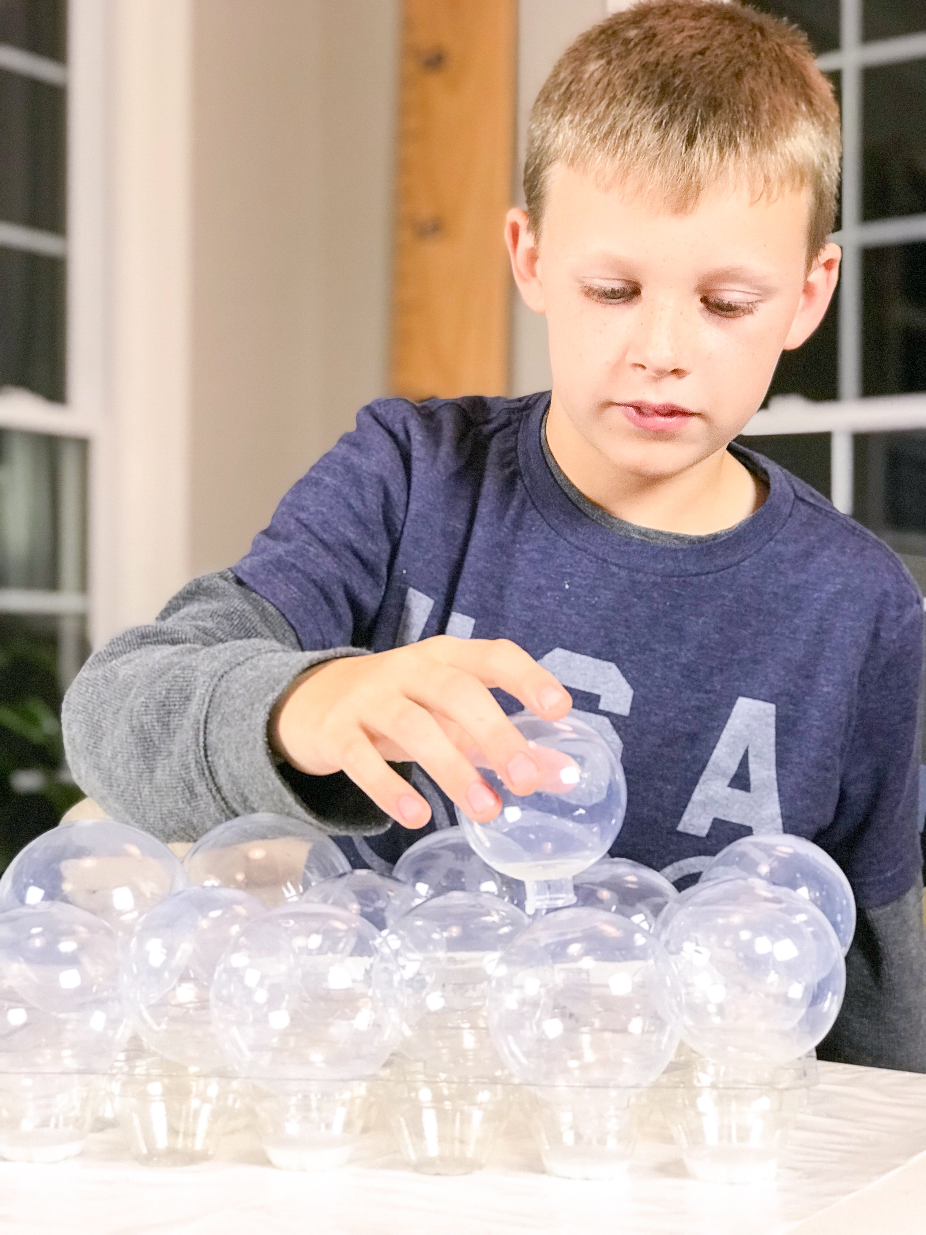 Glitter ornaments, craft, Christmas craft, glitter, kids crafts, Christmas kids crafts