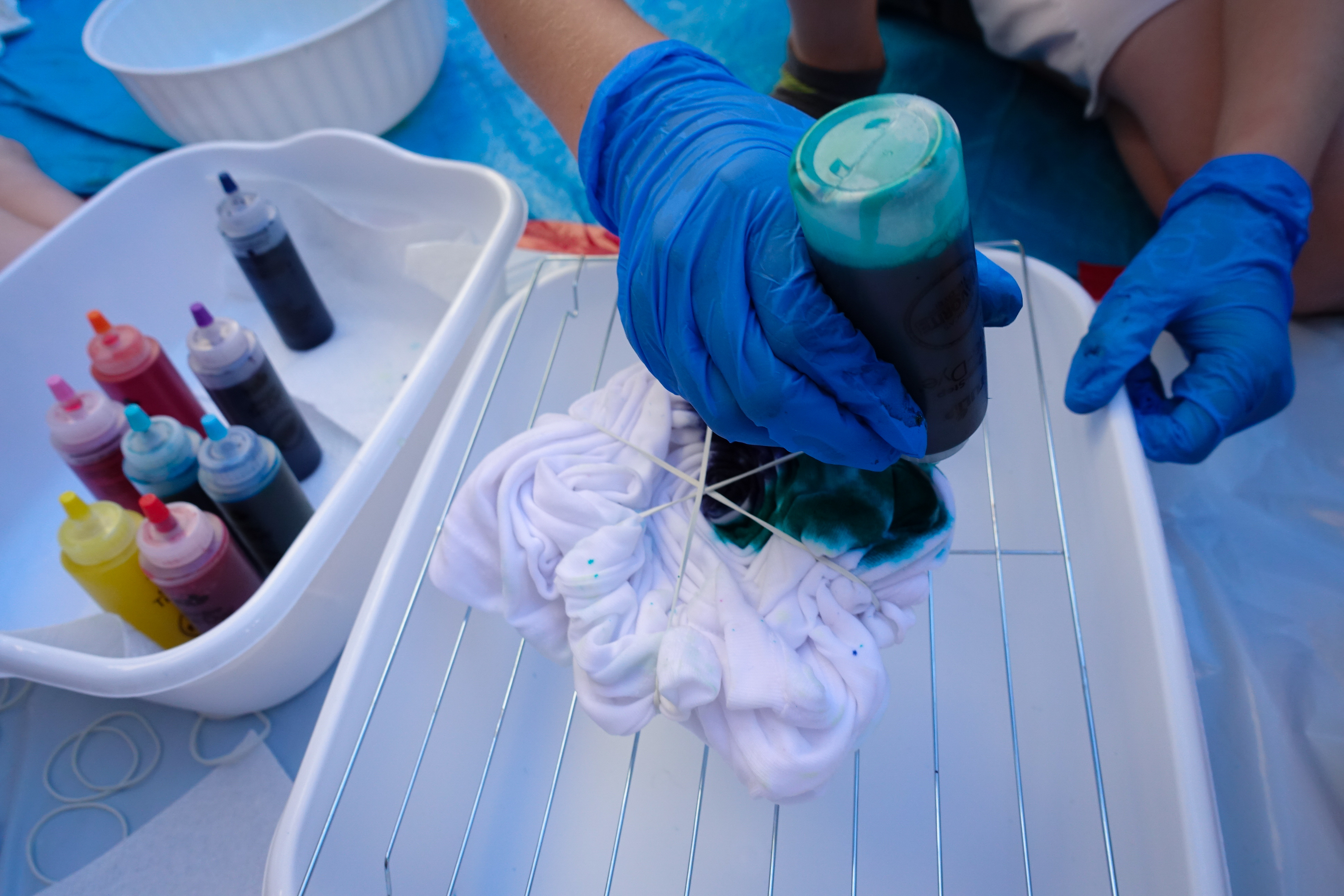 how to tie dye shirts