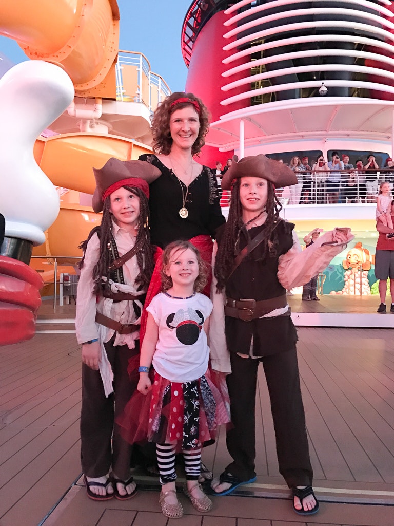 What to pack for a family cruise theme night
