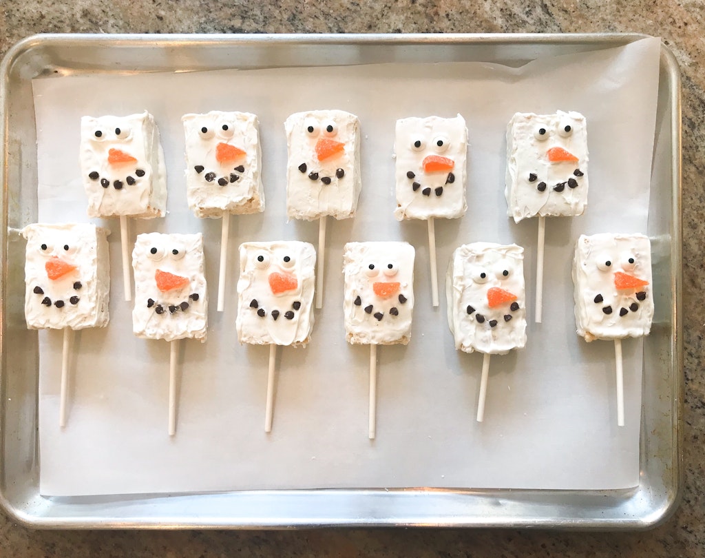 rice krispie treat, rice krispie treat snowmen, party snacks, classroom party, snowman, snowmen snacks