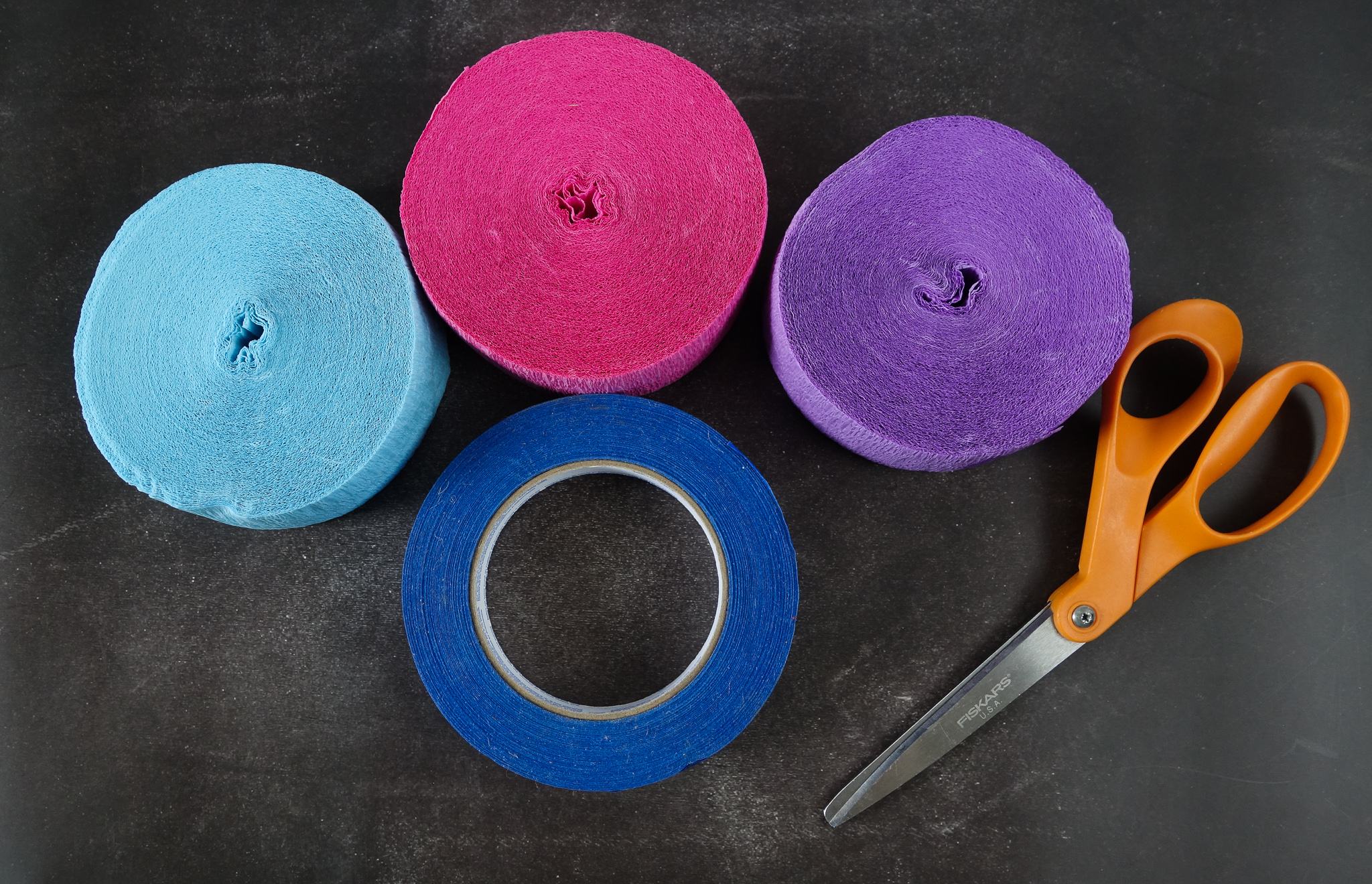 DIY Photo backdrop with streamers