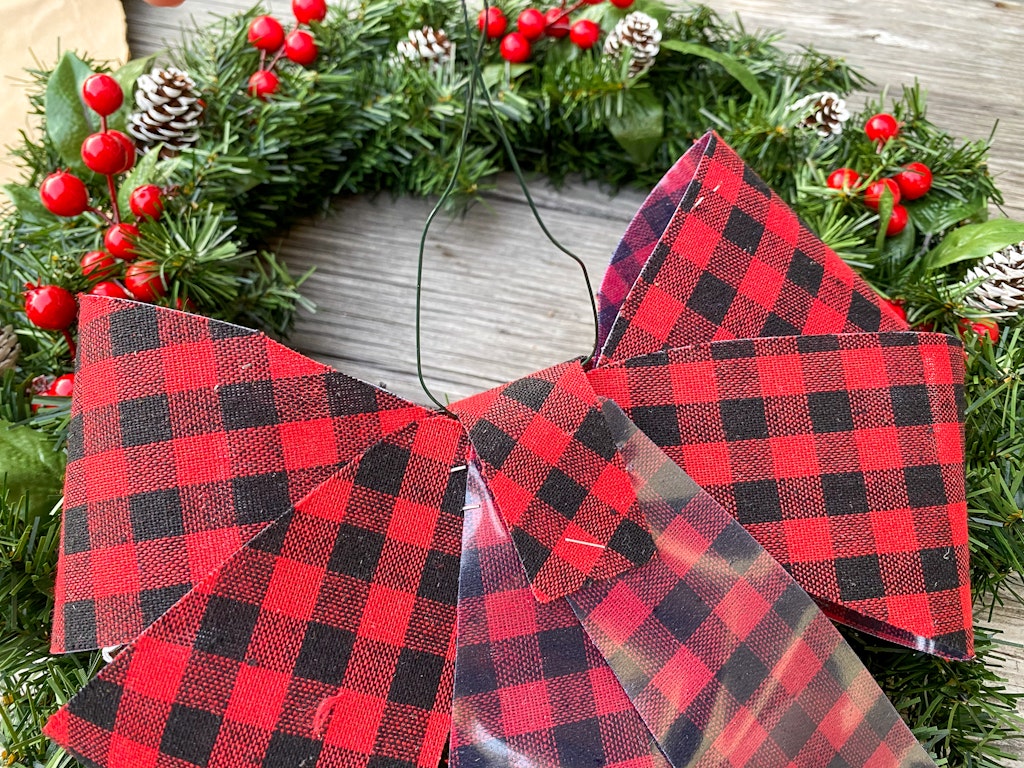 how to add a bow to. a christmas wreath