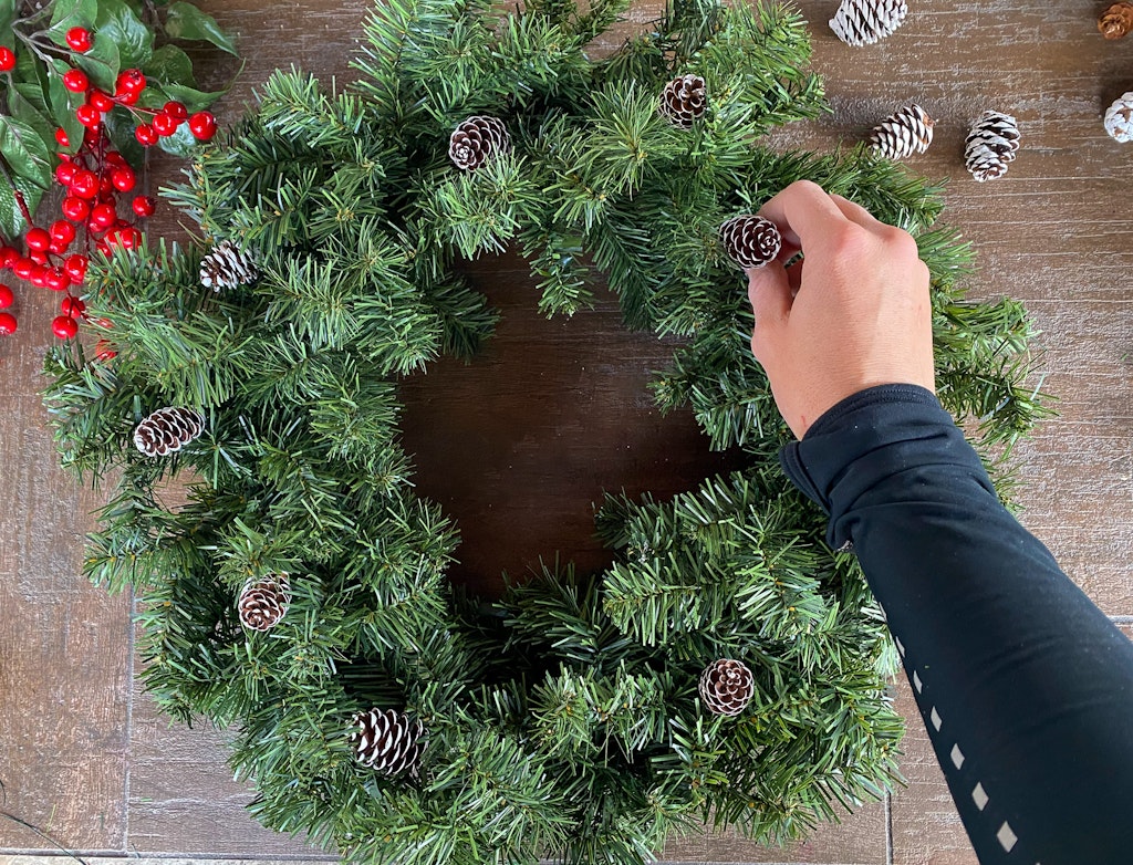 how to decorate a christmas wreath