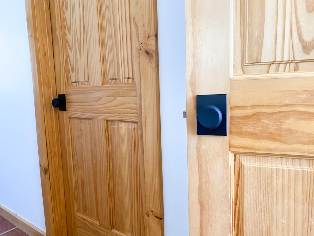 how to install doorknob